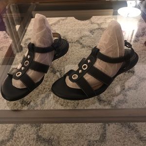 Naturalized N5 Comfort woman’s sandal.